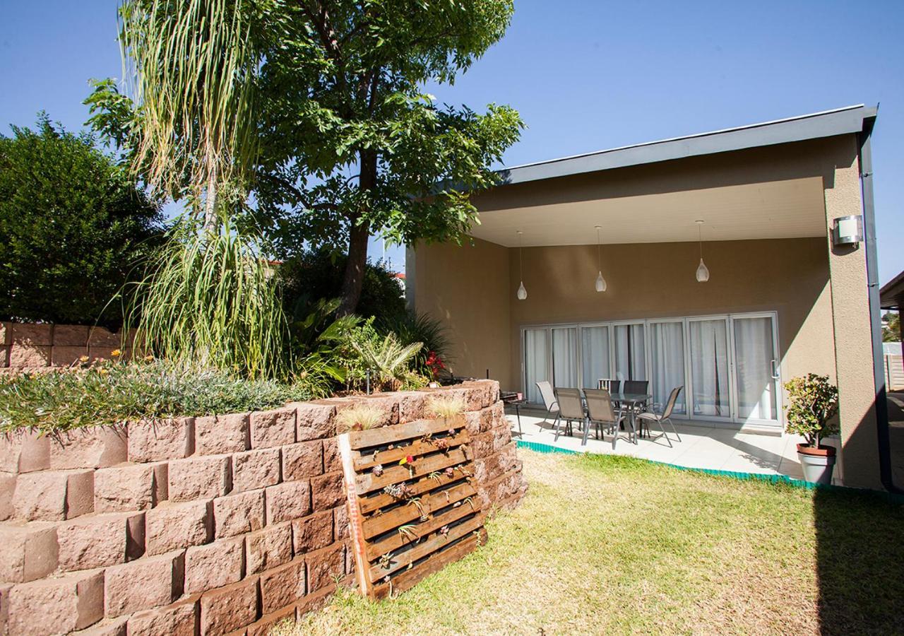 Rnb'S Studio Apartment Windhoek Luaran gambar