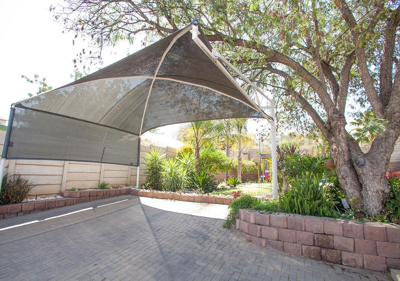 Rnb'S Studio Apartment Windhoek Luaran gambar