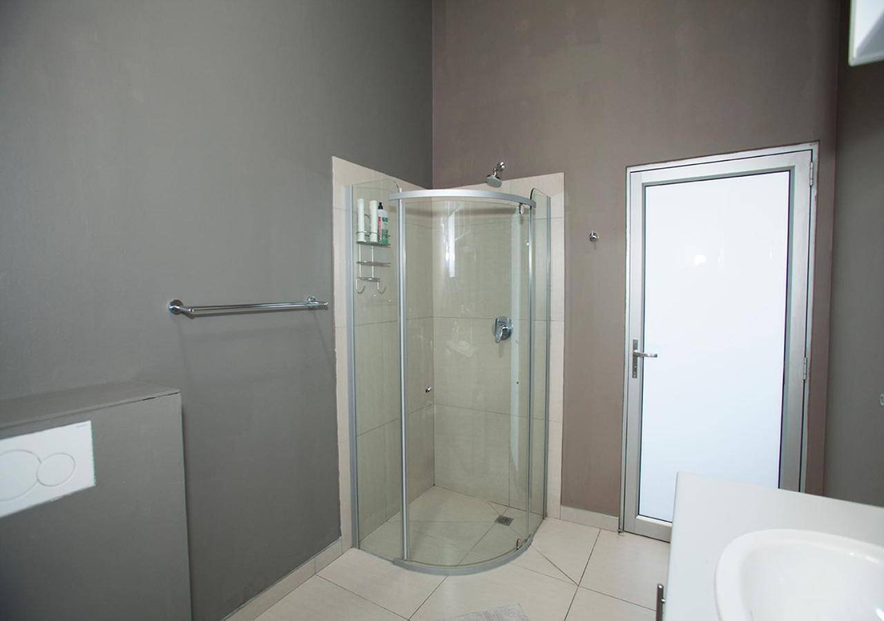 Rnb'S Studio Apartment Windhoek Luaran gambar
