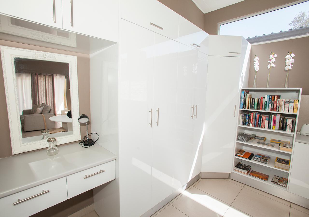 Rnb'S Studio Apartment Windhoek Luaran gambar