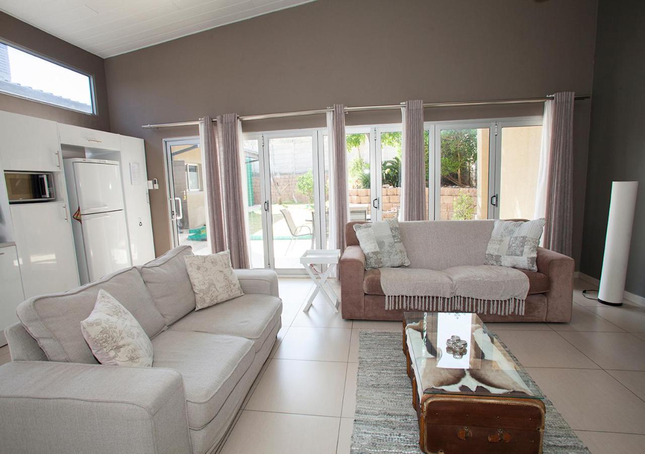 Rnb'S Studio Apartment Windhoek Luaran gambar