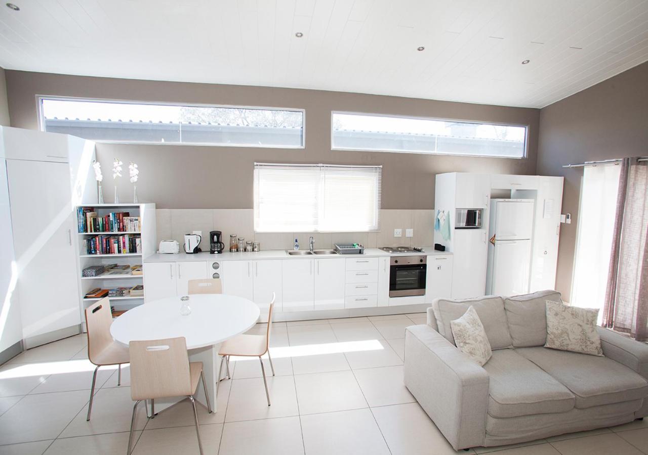 Rnb'S Studio Apartment Windhoek Luaran gambar
