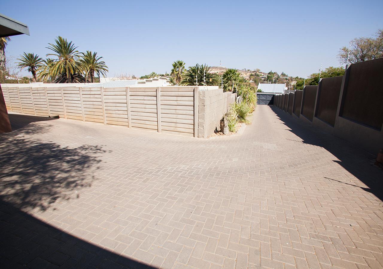 Rnb'S Studio Apartment Windhoek Luaran gambar