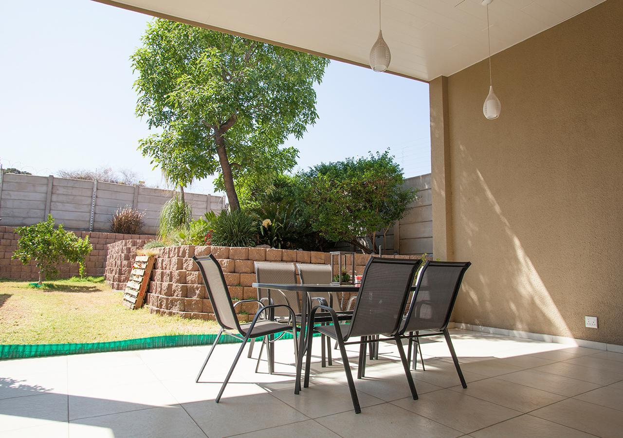 Rnb'S Studio Apartment Windhoek Luaran gambar