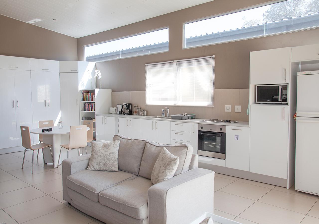 Rnb'S Studio Apartment Windhoek Luaran gambar