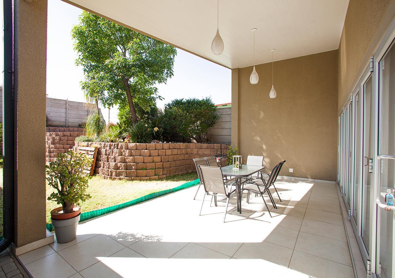 Rnb'S Studio Apartment Windhoek Luaran gambar