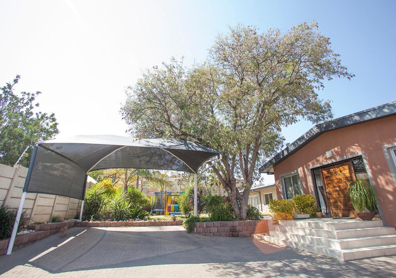 Rnb'S Studio Apartment Windhoek Luaran gambar